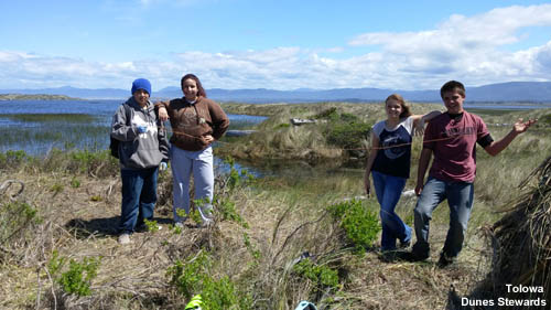 Students working with Tolowa Dunes Stewards