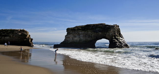 Natural Bridges State Beach, photo with children playing in front of arch